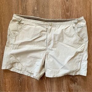Columbia Women's Light Khaki Cream Shorts XL